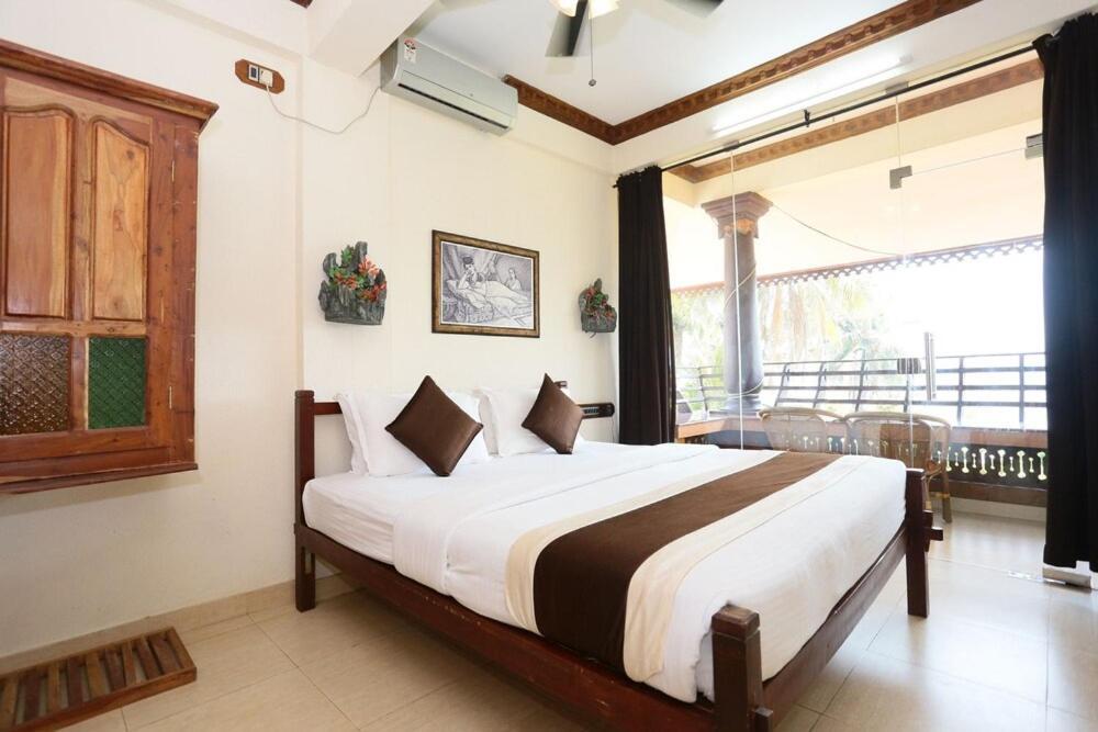 Kovalam Beach Hotel Exterior foto
